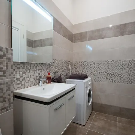 Wonderful Flat On Center *